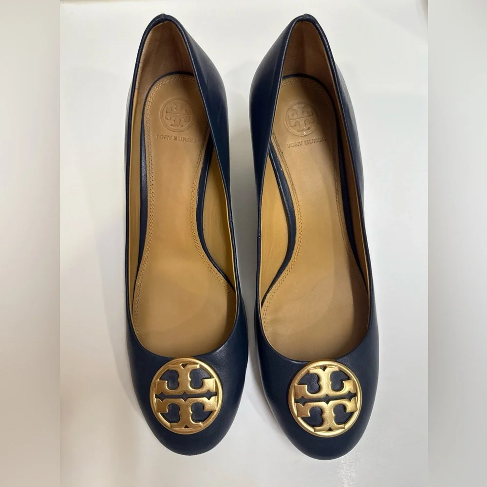 Tory Burch Chelsea 65 Wedge Pumps Navy‎ Leather Gold Logo Size 9.5
